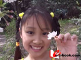 「天使の絵日記」愛佳 11才　満開の桜に満面の笑み