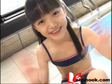 岡崎瞳 8歳