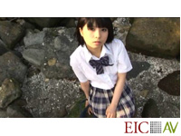 ミルクを舐める少女 水月かおる
