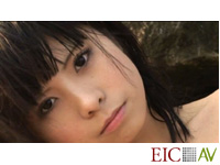 ミルクを舐める少女 水月かおる